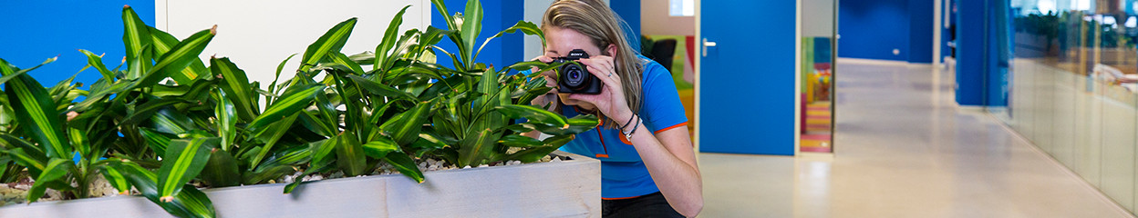 How do you set up the aperture of your mirrorless camera?