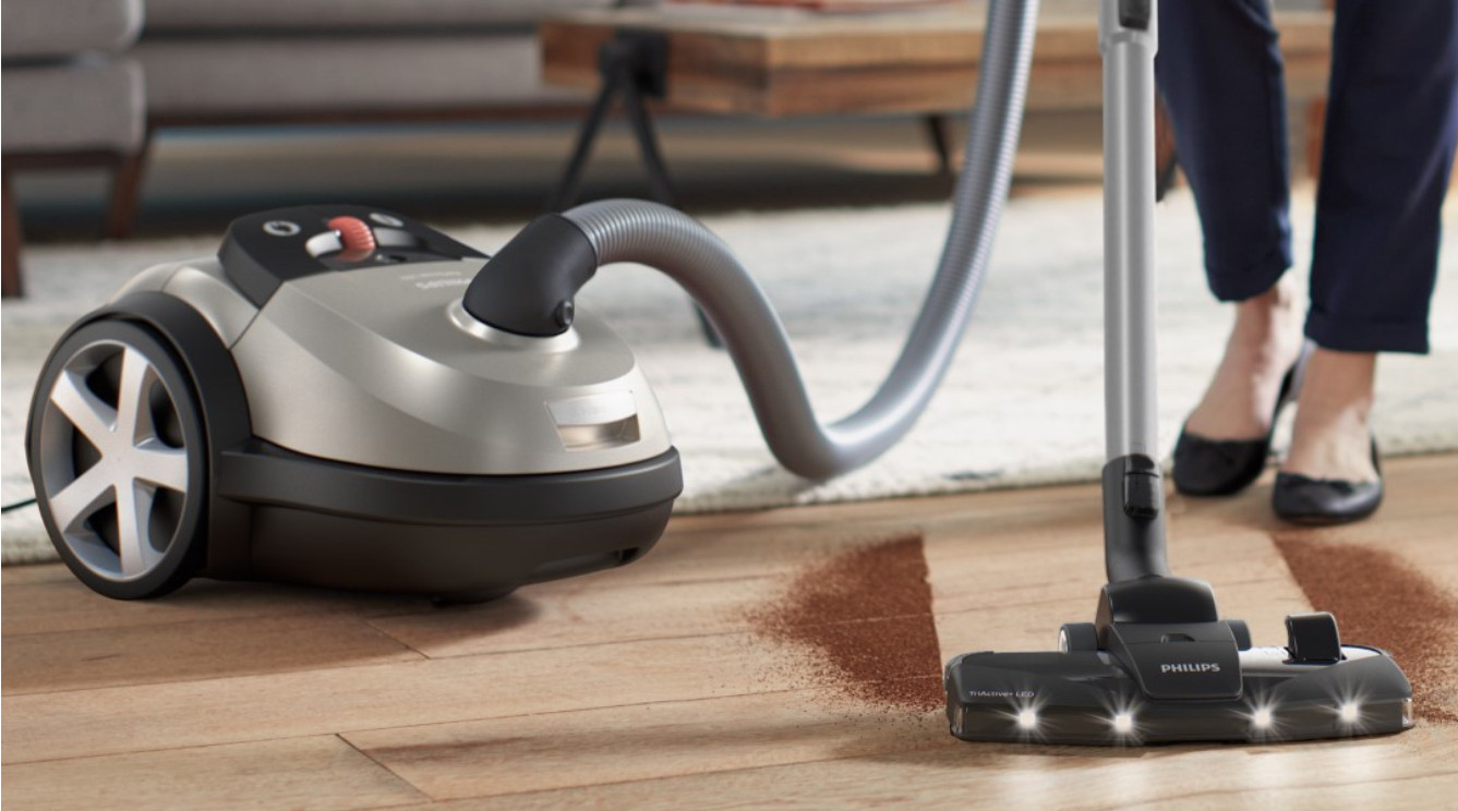Passez l'aspirateur en profondeur avec la brosse turbo et la lampe LED