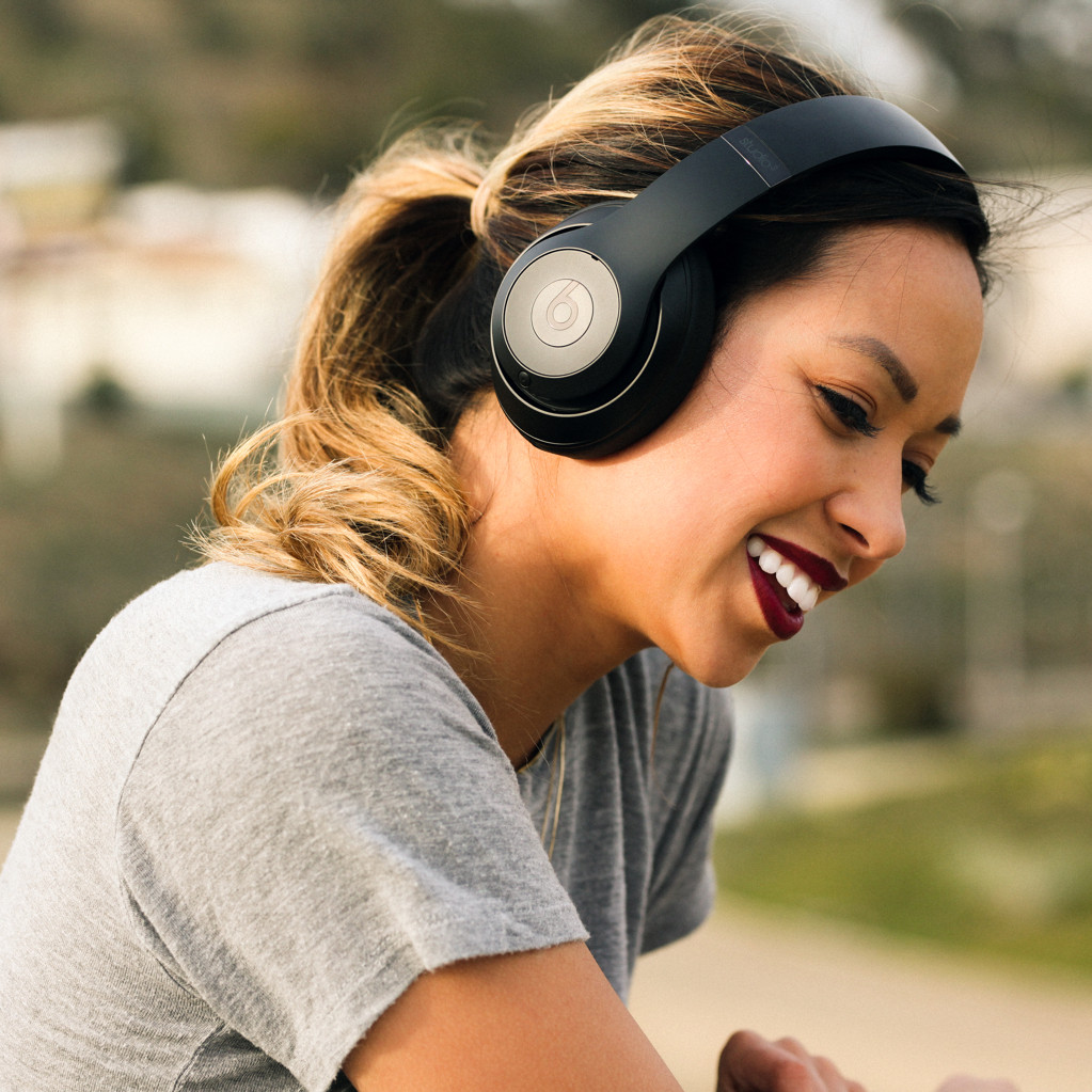 Beats Studio3 Wireless Black/Red + BlueBuilt Charger product in use