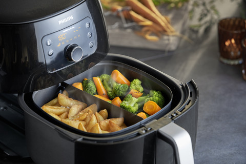 Philips Airfryer HD9950/00 Kookrek + Panverdeler product in gebruik