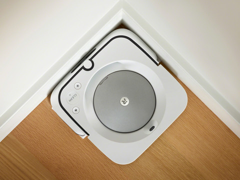 iRobot Braava M6138 product in use