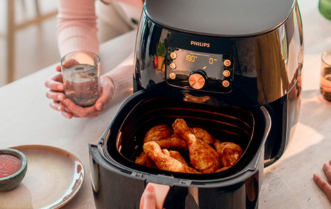 Philips Airfryer XXL Smart Sensing Premium HD9867/90 product in gebruik