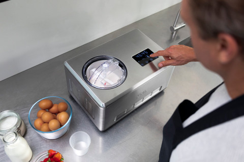 Solis Gelateria Pro Touch 8502 product in use