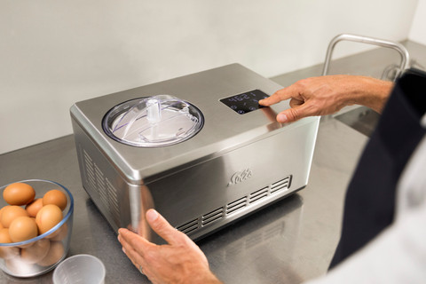 Solis Gelateria Pro Touch 8502 product in use