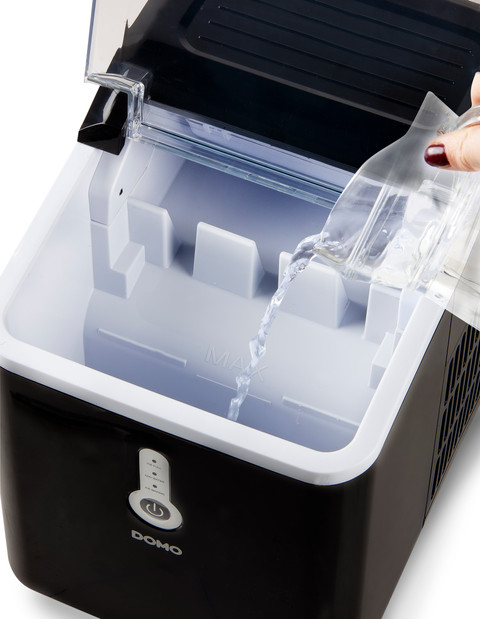 DOMO DO9220IB Ice Cube Maker 1.5L product in use