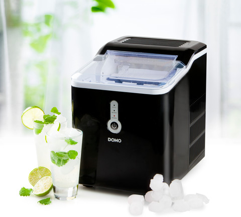 DOMO DO9220IB Ice Cube Maker 1.5L product in use