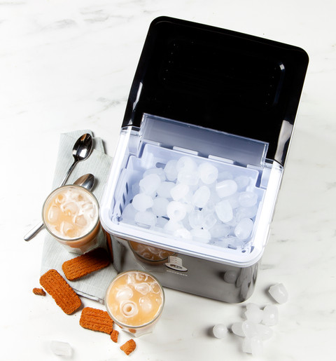 DOMO DO9220IB Ice Cube Maker 1.5L product in use