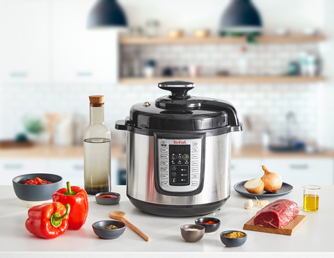 Tefal CY505E All-in-One Slowcooker, Multicooker en Snelkookpan product in gebruik