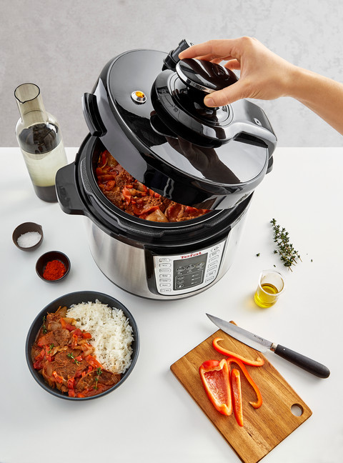 Tefal CY505E All-in-One Slowcooker, Multicooker en Snelkookpan product in gebruik