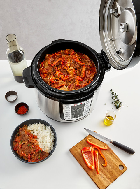 Tefal CY505E All-in-One Slowcooker, Multicooker en Snelkookpan product in gebruik