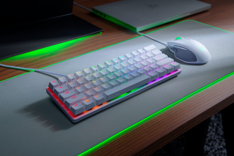 Razer Huntsman Mini Gaming Toetsenbord (Optisch Rood) Mercury QWERTY product in gebruik