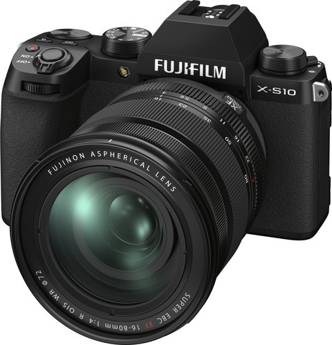 Fujifilm X-S10 Black + XF 16-80mm f/4 R OIS WR product in use