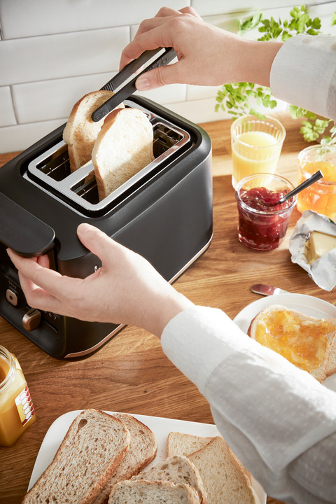 Tefal Incluedo toaster TT5338 product in use