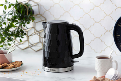 Russell Hobbs Honeycomb Black 26051-70 product in use