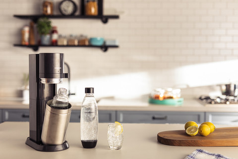 SodaStream DUO Schwarz produkt in gebrauch