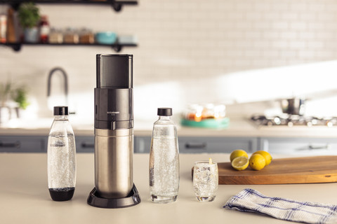 SodaStream DUO Schwarz produkt in gebrauch