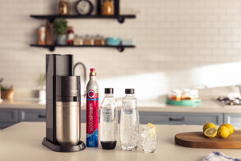 SodaStream DUO Schwarz produkt in gebrauch