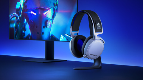 SteelSeries Arctis 7P+ Wit product in gebruik