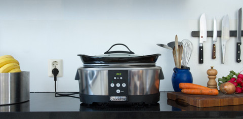 Crock-Pot CR605 5.7L product in use