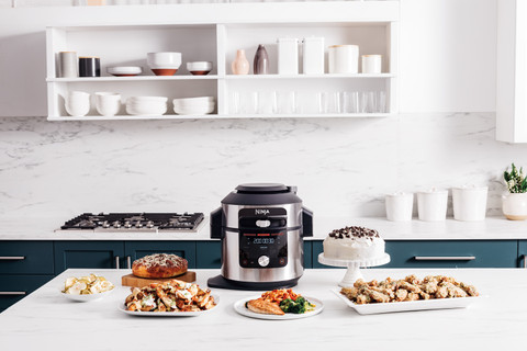 Ninja Foodi 14-in-1 Multicooker OL750EU product in use