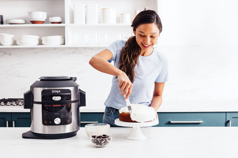 Ninja Foodi 14-in-1 Multicooker OL750EU product in use