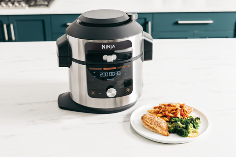 Ninja Foodi 14-in-1 Multicooker OL750EU product in use