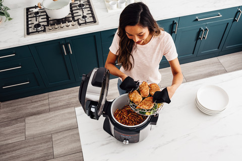 Ninja Foodi 14-in-1 Multicooker OL750EU product in use