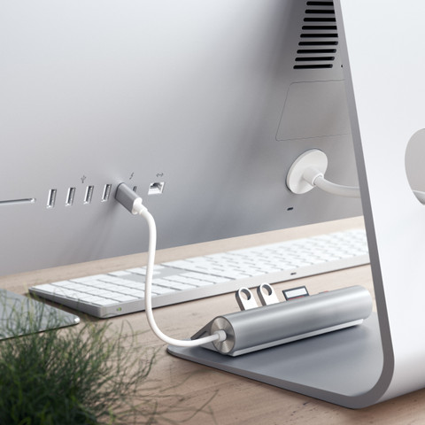 Satechi Aluminum USB Hub USB-C Silver product in use