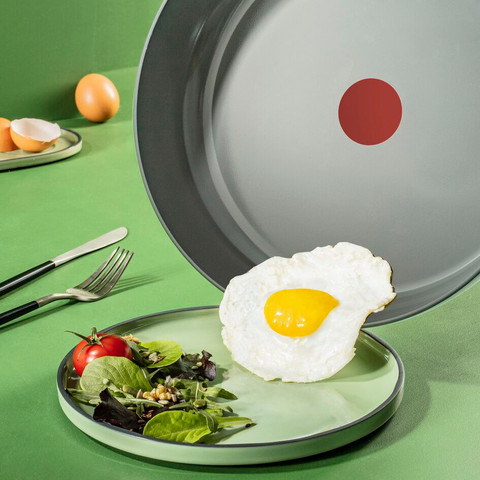 Tefal Renew ON C42702 Ceramic Frying Pan 24cm product in use