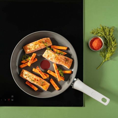 Tefal Renew ON C42702 Ceramic Frying Pan 24cm product in use