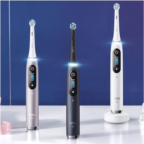 Oral-B iO 9N Zwart met extra opzetborstel product in gebruik