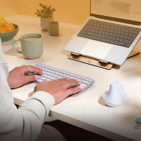 Logitech Lift voor Mac Verticale Ergonomische Muis Wit product in gebruik