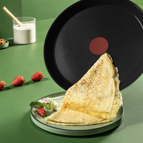 Tefal Renew On Ceramic Crepe Pan 25cm Black product in use