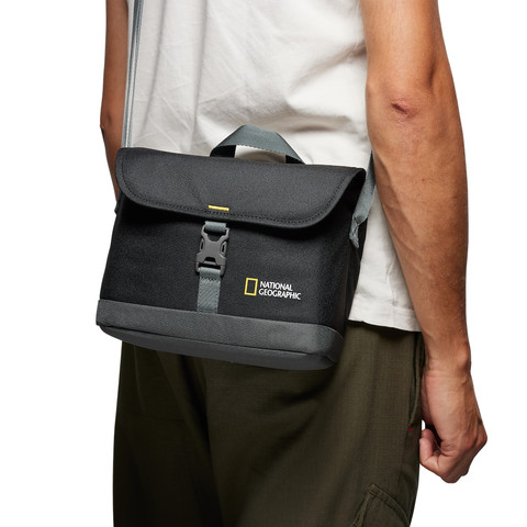 National Geographic E2 Shoulder Bag Medium product in use