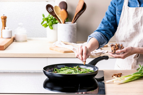 BK Brilliant High-sided Skillet 24cm with Lid product in use