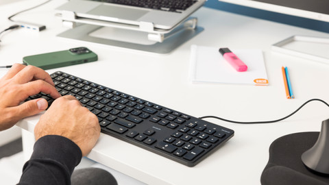 BlueBuilt Wired Keyboard QWERTY product in use