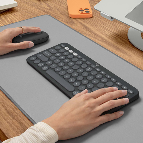 Logitech Pebble 2 Combo Qwerty Zwart product in gebruik