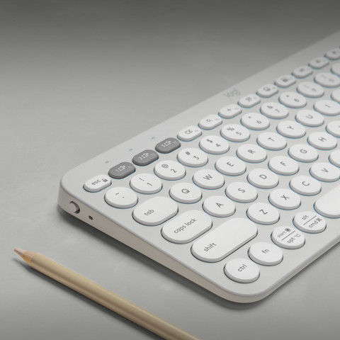 Logitech Pebble Keyboard 2 - K380s Weiß Qwertz produkt in gebrauch