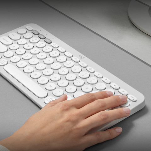 Logitech Pebble Keyboard 2 - K380s Weiß Qwertz produkt in gebrauch