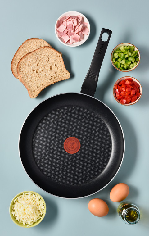 Tefal Easy Cook & Clean Tefal Pan 24cm product in use