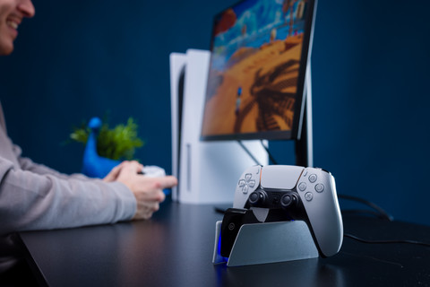 BlueBuilt Oplaadstation voor PS5 controllers product in gebruik