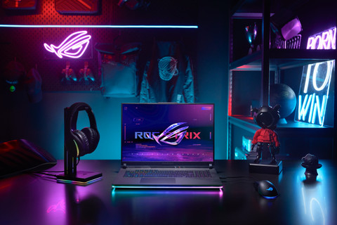 ASUS ROG Strix Scar 18 G834JYR-R6077W product in use