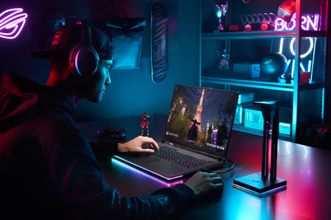 ASUS ROG Strix Scar 18 G834JYR-R6077W product in use