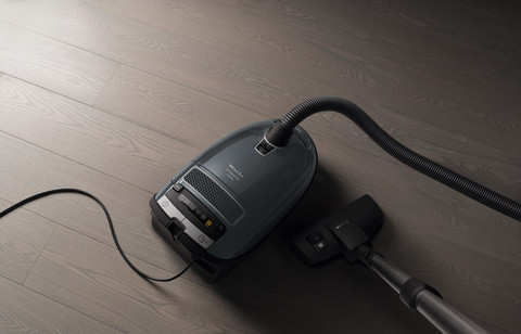 Miele Complete C3 Parquet PowerLine 125 Gala Edition Grafietgrijs product in gebruik