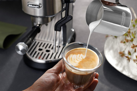 De'Longhi Dedica Maestro Plus EC950.M product in gebruik