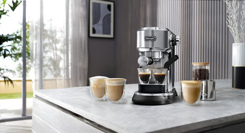 De'Longhi Dedica Maestro Plus EC950.M product in gebruik