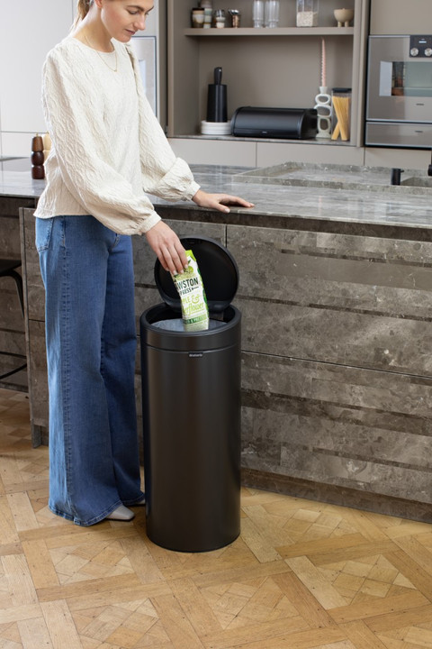 Brabantia Touch Bin 30 Liter Confident Grey product in gebruik