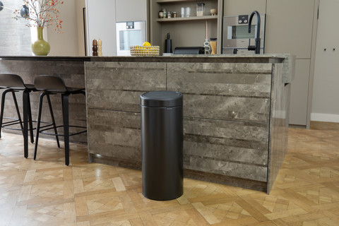 Brabantia Touch Bin 30 Liter Confident Grey product in gebruik