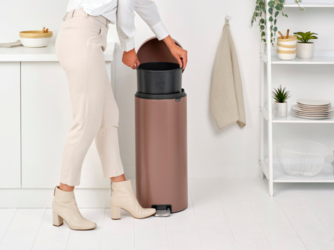 Brabantia NewIcon Poubelle à Pédale 30 Litres Satin Taupe produit à l'usage