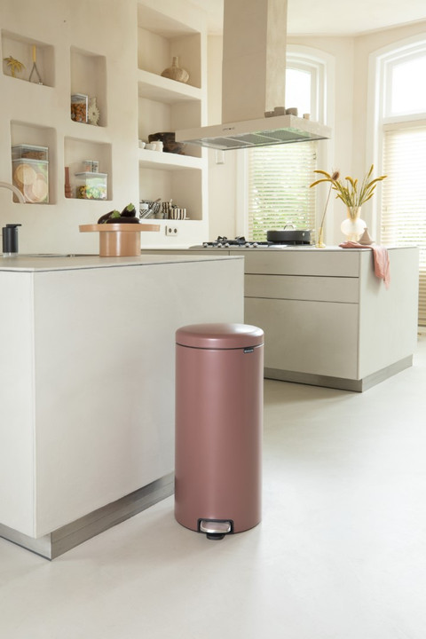 Brabantia NewIcon Poubelle à Pédale 30 Litres Satin Taupe produit à l'usage